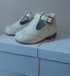 Boys cream patent shoe ( No box)