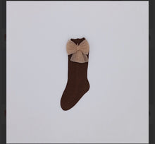 Load image into Gallery viewer, Rahigo AW26 chocolate and camel baby girl set with bonnet and socks